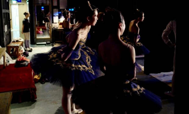 Работник театра снял на камеру, как проводят балерины время за кулисами, пока их не видят