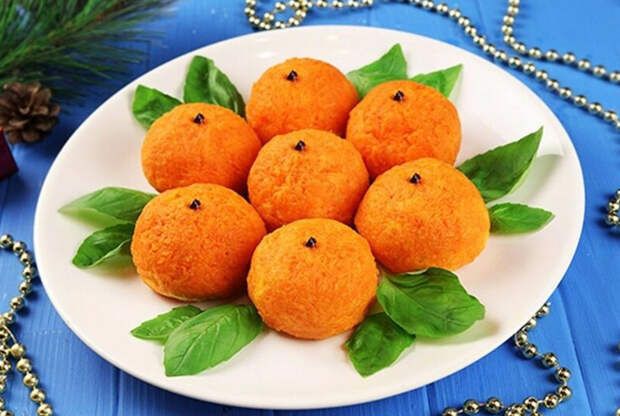 Новогодняя закуска "Мандаринки" с курицей и сыром