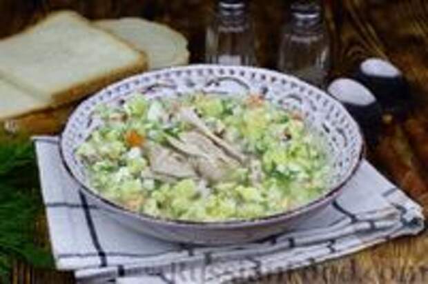 Фото к рецепту: Окрошка с курицей и морковью, на курином бульоне и кефире