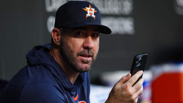 Justin Verlander using his iPhone