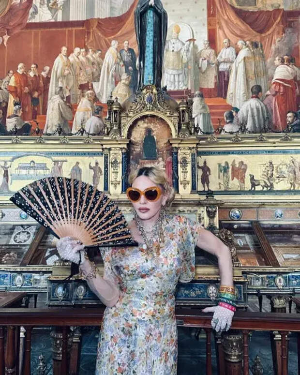 Мадонна показывает, чего её не хватает на фреске/Фото: madonna/Instagram*