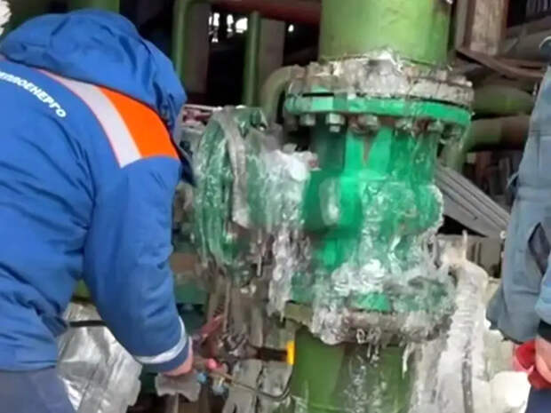 Всё стабильно: мэр Киева показал попытки запустить замёрзший узел водоснабжения