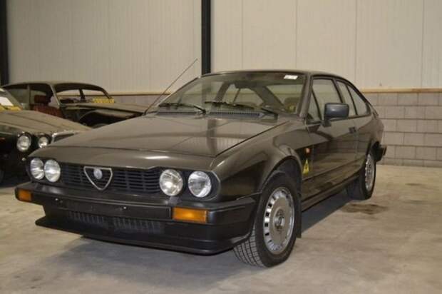 Пусть и не так активно, но все же идут торги за Alfa Romeo Alfetta GTV 1982 г.в. в состоянии "на ходу": 10 ставок замерли на отметке 4700 евро. Пробег автомобиля - 54.564 км. авто, автоаукцион, автомобили, аукцион, найдено на ebay, находка, олдтаймер, ретро авто