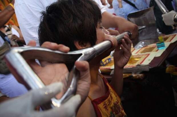Шокирующий Вегетарианский фестиваль в Таиланде (15 фото)