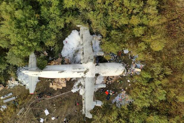 Пятеро погибших и трое раненых: что известно об аварийной посадке Ан-12 на Украине