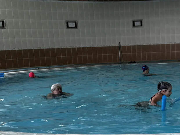 «Бассейн не для всех»: мануальный терапевт объяснил, почему плавание может навредить спине и шее