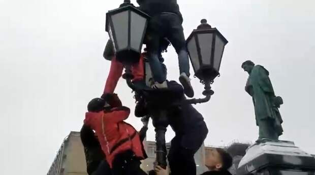 Про мирный протест: провокаторы и разжигатели беспорядков в толпе Про мирный протест: провокаторы и разжигатели беспорядков в толпе