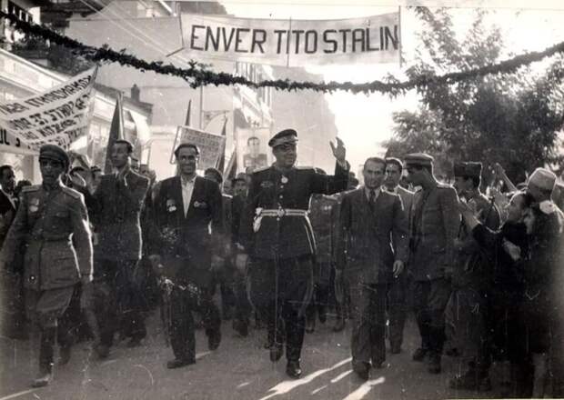 Энвер Ходжа в Берате, 1947 г.
