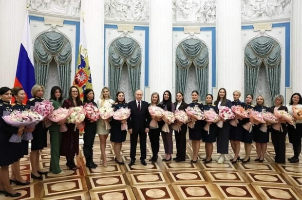 Путин сфотографировался с участницами встречи в Кремле в честь 8 Марта