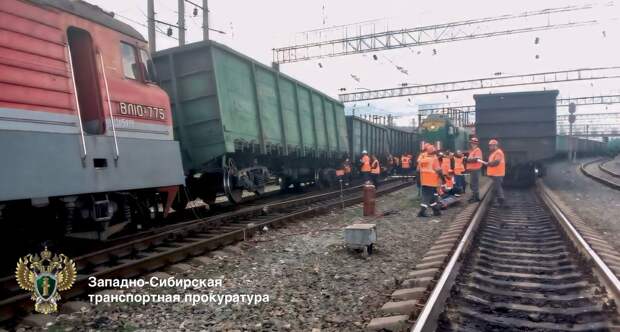 Электровоз и грузовой вагон сошли с пути в кузбасском Междуреченске