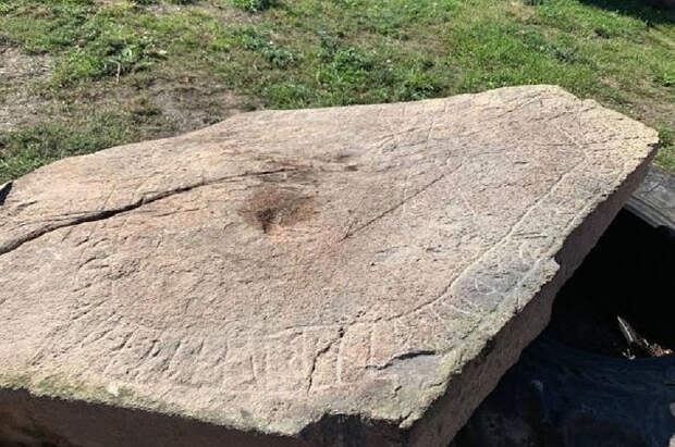 Огромный рунический камень нашли в Швеции