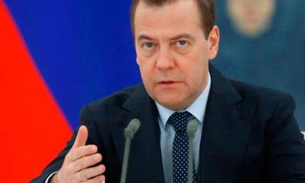 Медведев назвал пенсионные изменения выбором наименьшего из зол