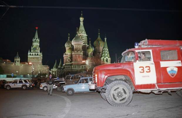 На фото: место происшествия на Красной площади, где террористом был захвачен автобус с южнокорейскими студентами, 1995 год.