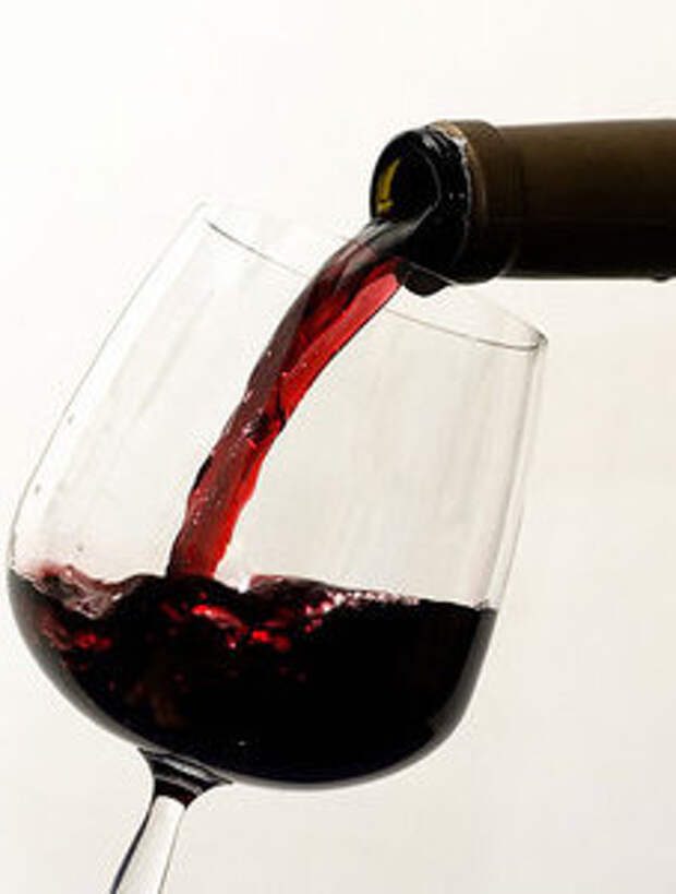 Вина является. Бокал вина от стресса. Умеренное винопитие. Почему от одного бокала вина воняет.