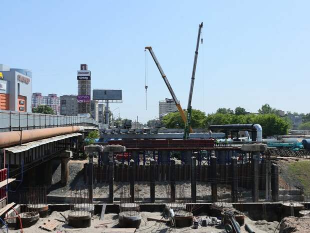 Виктор Томенко проверил работы по реконструкции моста на Новом рынке