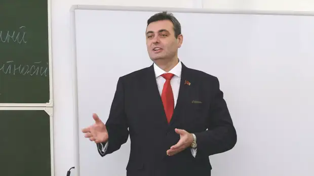 Адвокат депутата заксобрания Приморья Самсонова заявила, что ему вменяют события 2018 года