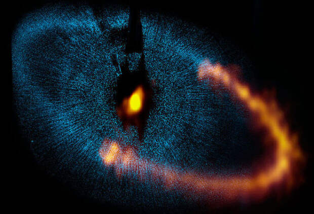 Пылевое кольцо вокруг Фомальгаута удалено от него всего на 25 а. е. (меньше, чем Нептун от Солнца). Но и это, и его странная форма могут быть объяснены без привлечения гипотезы о планете. (Иллюстрация Hubble.)