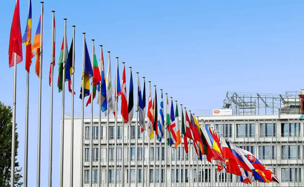 На хоккейном матче Дания — США на Олимпиаде болельщики вывесили флаги Гренландии