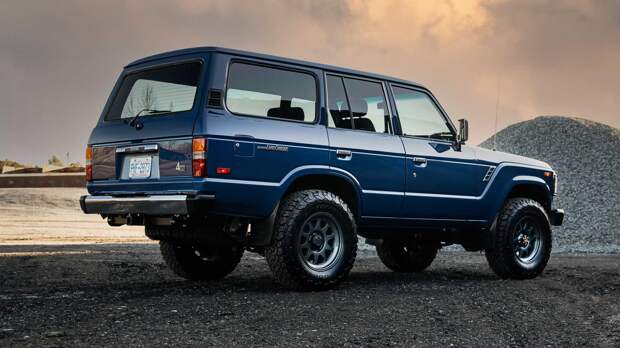 Мощный рестомод на базе 33-летнего Toyota Land Cruiser