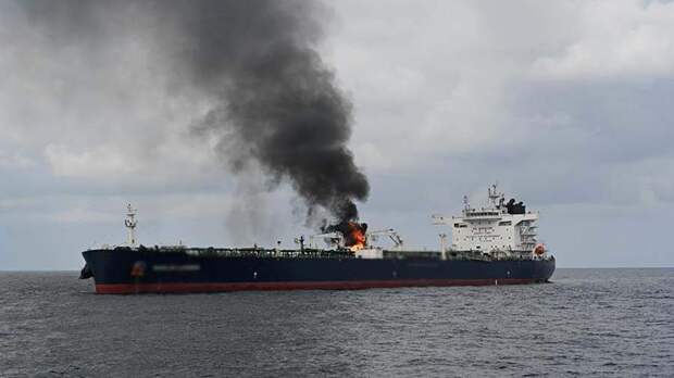 У берегов Йемена тонет загоревшееся после атаки хуситов судно
