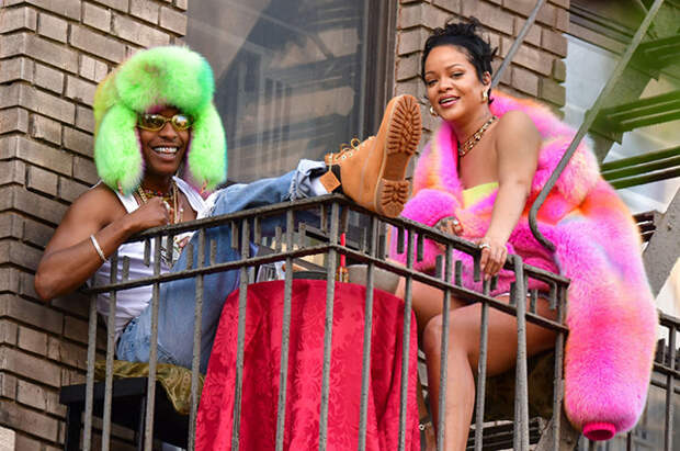 Образ дня: Рианна в цветной шубе и A$AP Rocky в ушанке на съемках клипа в жарком Нью-Йорке