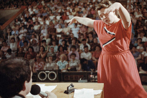Женщина танцует на сцене во время лечебного сеанса Анатолия Кашпировского. Киев, 1989 год