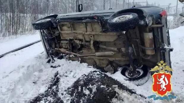 Снегоуборщик сбил «Ниву» на железнодорожном переезде