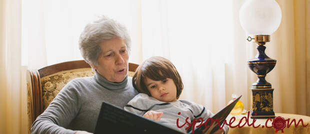 бабушка читает внуку книжку