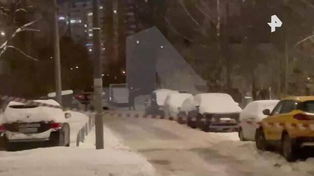 Двор в Москве оцепили из-за подозрительного предмета в авто на парковке