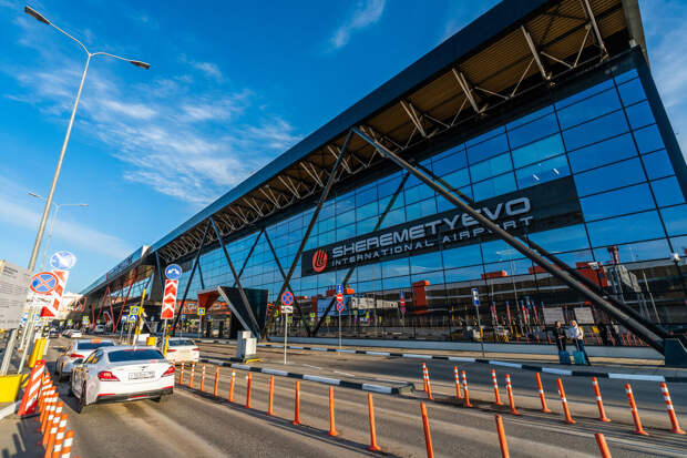 Baza: в Шереметьево произошел коллапс, пассажиры спят на полу