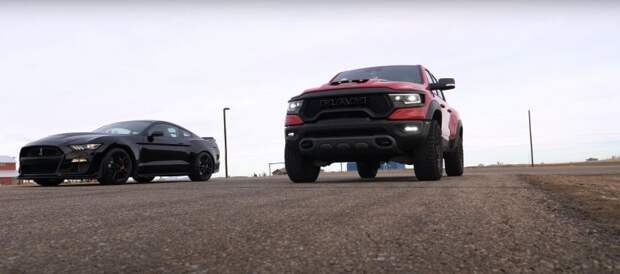 Заднеприводный Ford Mustang Shelby GT500 не смог угнаться за мощным пикапом Ram 1500 TRX