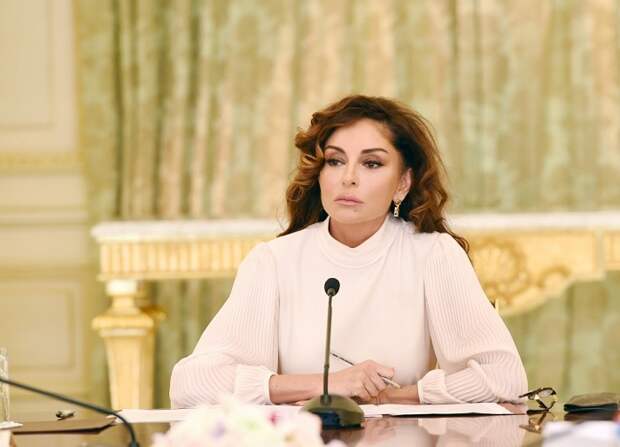 Как первой леди Азербайджана удается выглядеть так молодо в 53 года