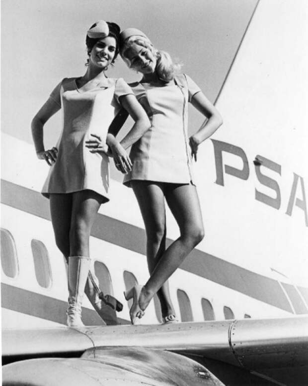Мини-юбки и шорты в небе: 18 фото соблазнительных стюардесс 1970-х годов