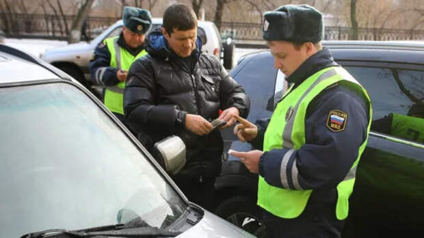 В ГАИ раскрыли, почему опытные водители никогда не складывают боковые зеркала на парковке