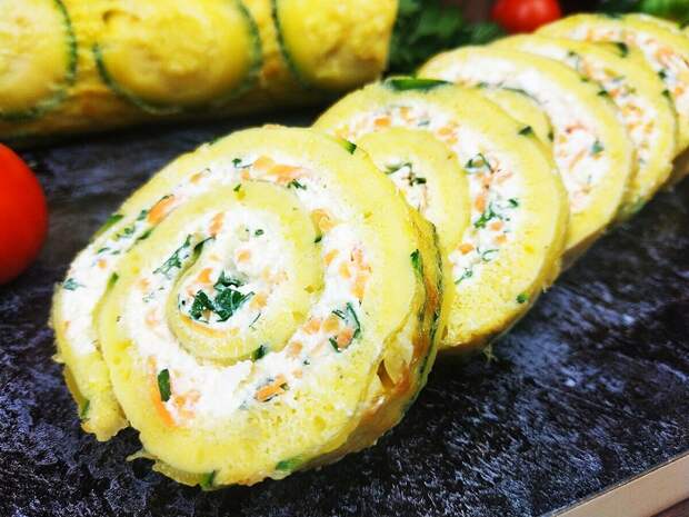 Нарежьте кабачковый рулет порционными кусочками. / Фото: mykaleidoscope.ru