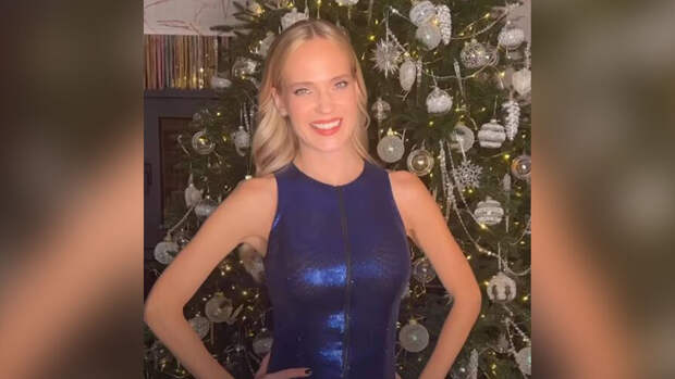 Глюкоза снялась в синем мини-платье на фоне рождественской елки