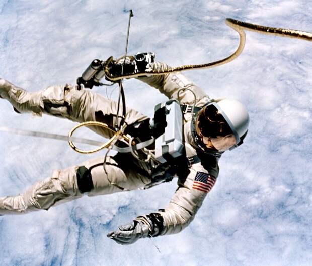 Первым человеком, который вышел в открытый космос, стал советский космонавт Алексей Леонов (18 марта 1965 года с корабля Восход-2).-2