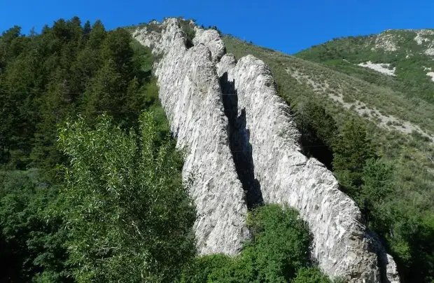 Тайна Спуска дьявола: кто мог махать топором на гигантской горе в США