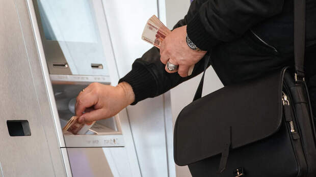 Россияне сталкиваются с блокировками при снятии крупных сумм в банкоматах