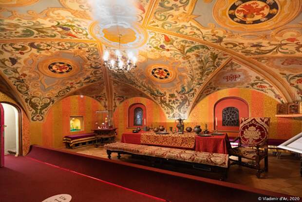 Палаты бояр Романовых внутри украшены росписью невероятной красоты