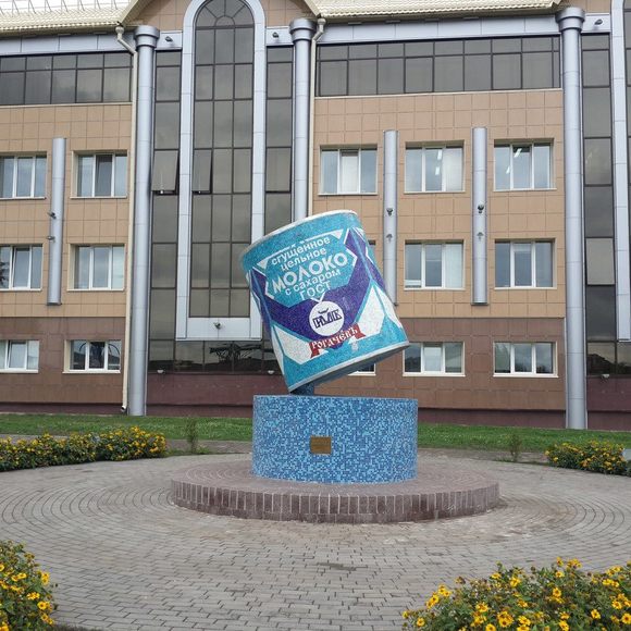 A monument to sgushyonka in Rogachev, Belarus, home to a factory that produces it.