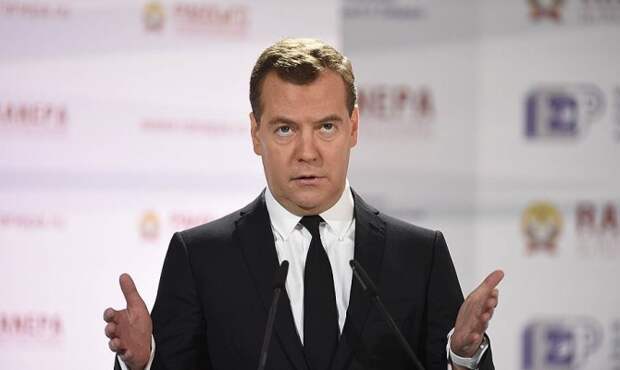 Медведев обещает справиться с кризисом за год