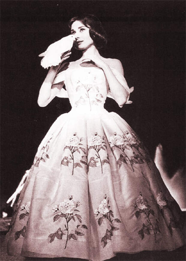 Одри Хепберн и птицы: голубь / Audrey Hepburn and birds: pigeon. Photo 