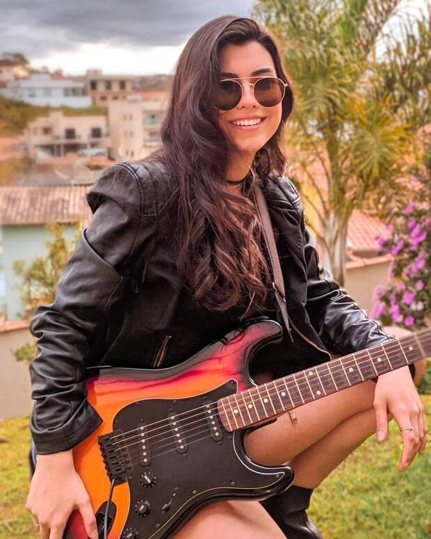 Лариса Ливейр (Larissa Liveir) самая горячая гитаристка планеты: посмотри, как она владеет инструментом