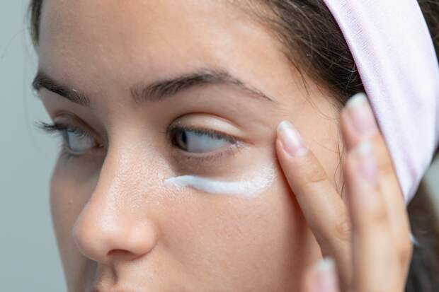 Названы неочевидные причины появления отеков вокруг глаз