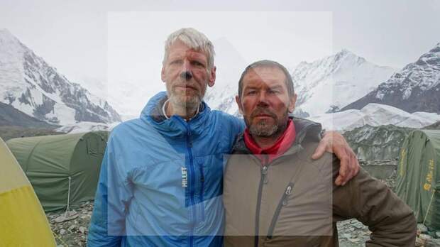 У Гюнтера Зигмунда (слева) и Романа Мокринского (справа) серьезное обморожение. Фото: ИЗВЕСТИЯ