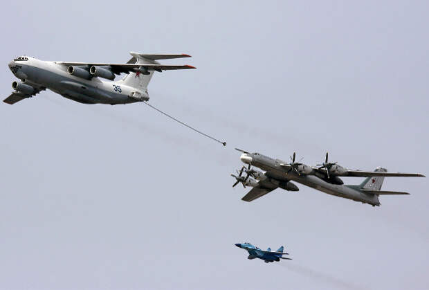 Ил-78М проводит дозаправку бомбардировщика Ту-95МС