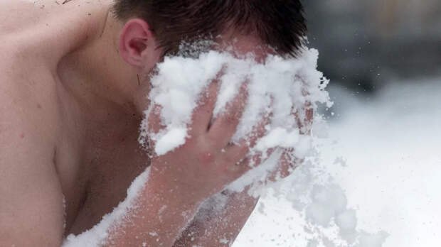 Врач Демидик предупредил о риске умереть из-за прыжка в сугроб после бани