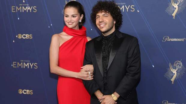 Селена Гомес поцеловала ноги Бенни Бланко в эфире подкаста: видео