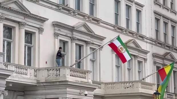 Флаг Ирана сняли со здания посольства в Лондоне